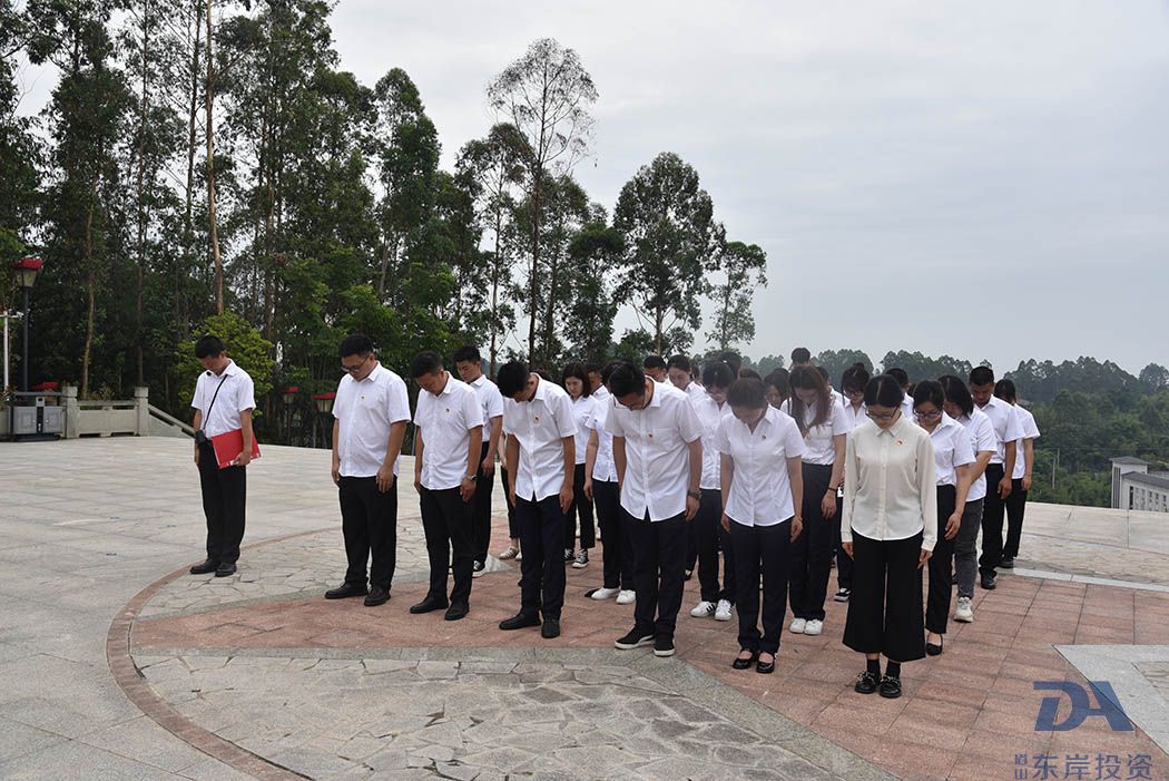 走進(jìn)紅色西山、牢記革命歷史